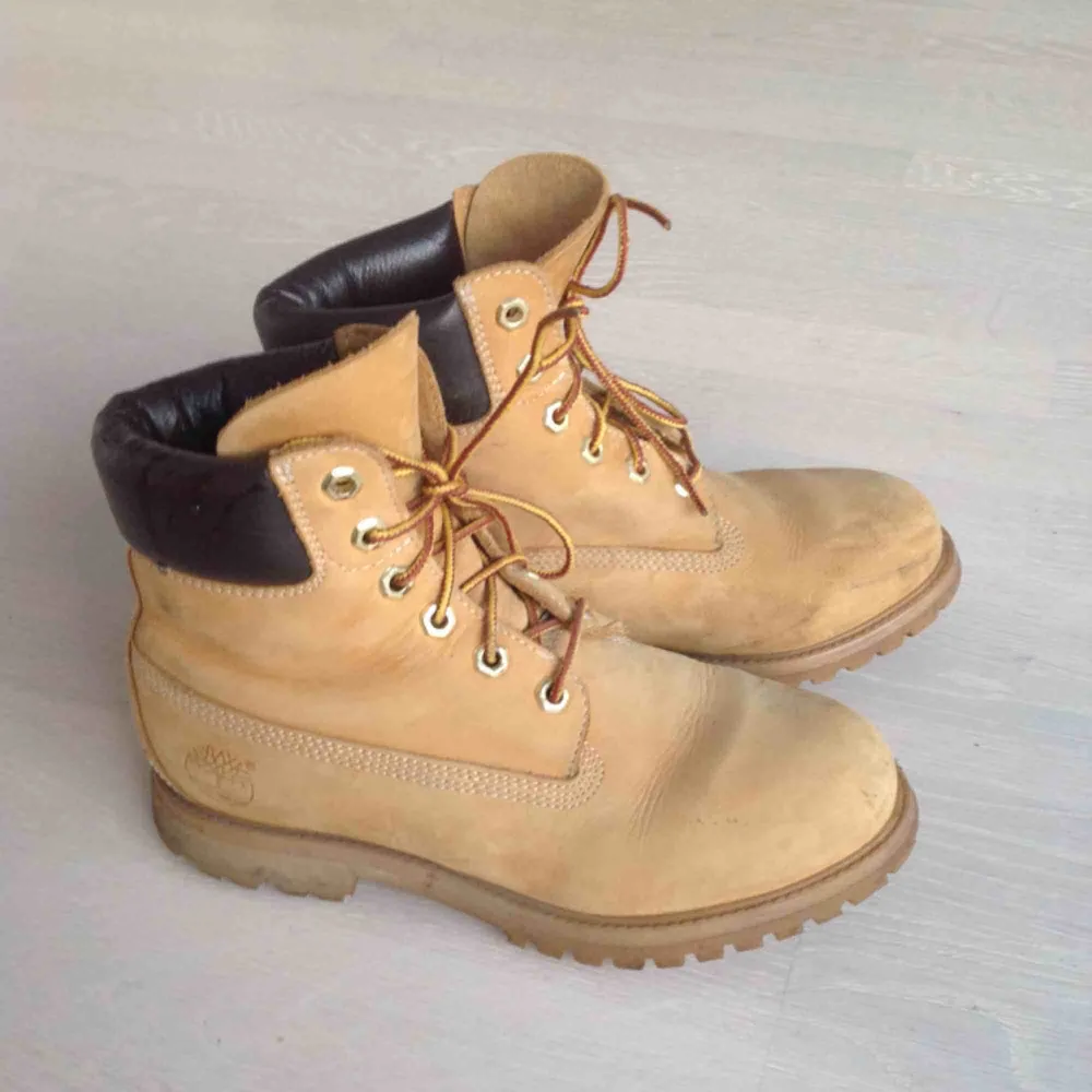 Timberland boots i den klassiska gul/beiga färgen. Begränsat använda i mycket gott skick. . Skor.
