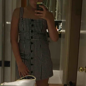  - Klänning från Bershka som är supersnygg både utan och med t-shirt under! Väldigt sparsamt använd och köpt i Aten. Frakt inkluderad