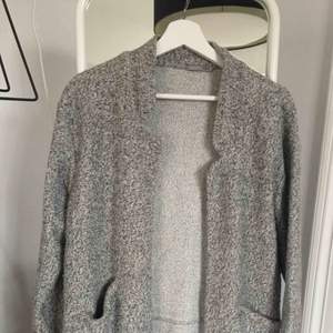 En grå tunn kappa från Zara! I fint skick, ordinarie pris 300kr, säljer för 150 inkl frakt ☺️