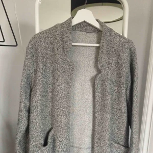  - En grå tunn kappa från Zara! I fint skick, ordinarie pris 300kr, säljer för 150 inkl frakt ☺️
