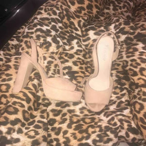  - Buda i chatten så kan vi diskutera pris!! Säljer dessa då jag inte trivs i dom med min fotform, storlek 37 och använda 1 gång under min skolavslutning! Så helt nya i skicket och köptes precis runt skolavslutingen (alltså i början av sommaren)