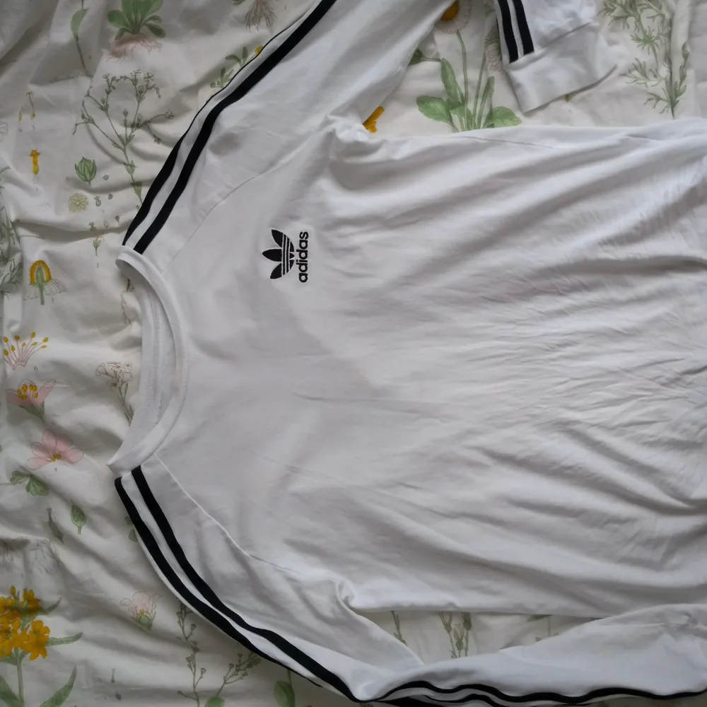 Adidas sweater in size 13-14 but fits an xs, very weak spot but is not visible when tying the shirt in the waist, shipping or meeting up in Karlskrona givningCommunication until February 5, the bid is at 100kr. Toppar.