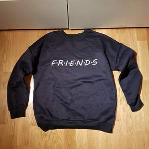 Marinblå Friends tröja, ganska tunn och sådär kvalitet, men annars snyggt tryckt.