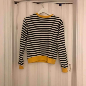  - Helt ny sweatshirt från Berhska. Köparen står för frakten på 54:- & betalning sker via swish! 💕