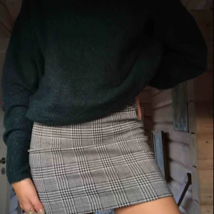  - Denna sköna rutiga tighta kjol som inte kommer till användning.   Köparen står för frakt (: