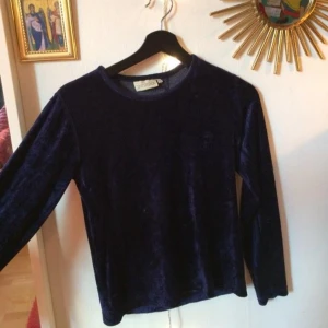  - Mörkblå långärmad tröja i sammet från Indiska. Väldigt mjuk och skön! Materialet är ganska tjockt så den är varm.