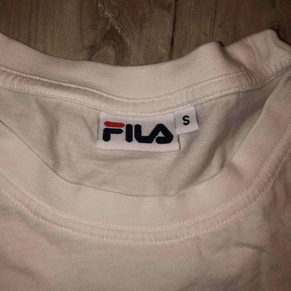 Långärmad FILA tröja i storlek S köpt på junkyard i somras. Använts en gång så fint skick! Priset kan diskuteras:). T-shirts.