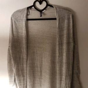  - Lång tunn kofta från H&M DIVIDED. Använd fåtal gånger så mkt bra skick. Ni står för frakten som är 22 kr 🌸