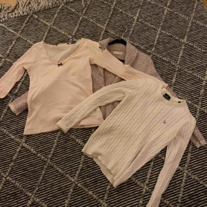  - 2 Oddmolly tröjor, en kofta och en långärmad tröja.   Koftan är i storlek 1 och långärmade tröjan är i storlek 2.  En ribbad Gant tröja i storlek M.  Alla tröjor är i väldigt bra skick och har används få gånger.