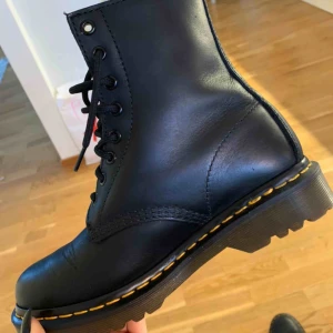  - Säljer mina kängor från Dr martens (Serena black) som endast är använda inomhus. De kommer inte till användning för mig tyvärr.  Skorna är fodrade och i strl 38.  