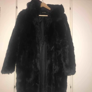  - Supermysig lång svart pälsjacka (faux)! Fräsch och inte så använd! 