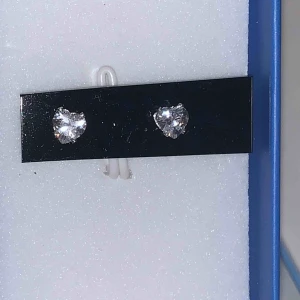  - Superfina hjärtformade örhängen. Väldigt små och stilrena perfekt för att lyxa till det lite. Fick dessa i ett kit men har tyvärr inte hål!! Fraktar endast men på dessa är det fri frakt :)