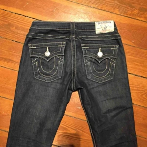  - skitnajs true religion byxor men tyvärr för små för mej! storlek 25 i waist och lite bootcut!