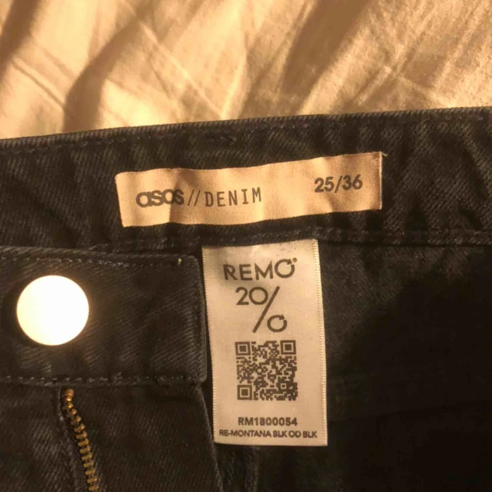 Ett par snygga jeans från asos. Helt nya, prislappen är kvar. Dom är från avdelningen tall. Säljer dom för dom är för små för mig. Köparen står för frakten . Jeans & Byxor.