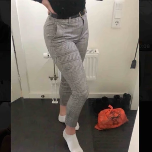  - Rutiga kostymbyxor med fickor fram, de bak är fake De är i 42 men skulle säga M kanske L Använda ca 5 ggr och säljer då de är förstora  Köparen står för frakt