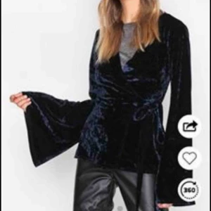  - Säljer en omlott topp från Nelly. Storlek Small och den är aldrig använd.  Det är den blåa modellen men la även med en bild på den vinröda för att bättre kunna se hur den ser ut i modellen.  Frakt tillkommer