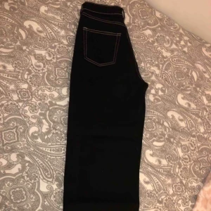  - Coola jeans från Monki med white seams. Jeansen är straight och Tillverkad av hållbar ekologisk bomull:)) 
