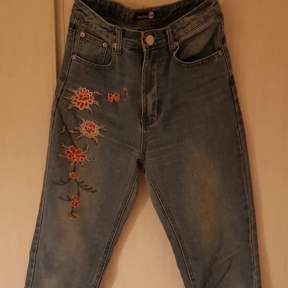 Blåa jeans från BooHoo, använda fåtal gånger, fint skick!. Jeans & Byxor.