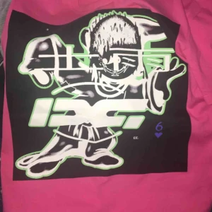  - Intresse koll på denna fina rain earth dance T-shirt av bladee, köpte den först när den kom ut och vilket den inte kommer göra längre. Pm för mer info.