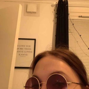  - Olika solglasögon perfekt till sommaren eller festivalen. Säljer för 10kr styck eller alla (6st, sista bilden) för 40kr. Säljer pga använder aldrig och passar inte helt till mitt huvud (??haha?). Frakt tillkommer :)