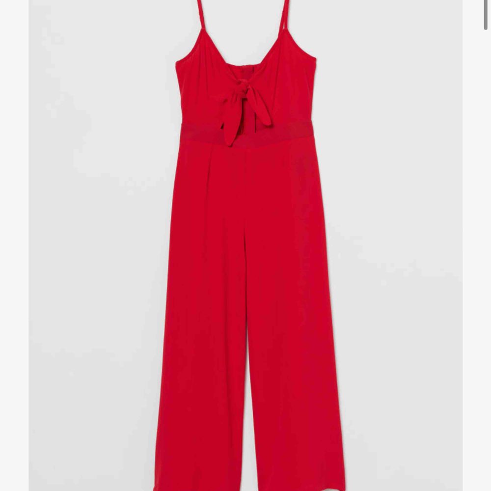 Röd superfin jumpsuit från H&M, aldrig använd ❤️ (bilder lånade från hemsidan!!!) frakt tillkommer . Övrigt.