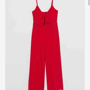 Röd superfin jumpsuit från H&M, aldrig använd ❤️ (bilder lånade från hemsidan!!!) frakt tillkommer 