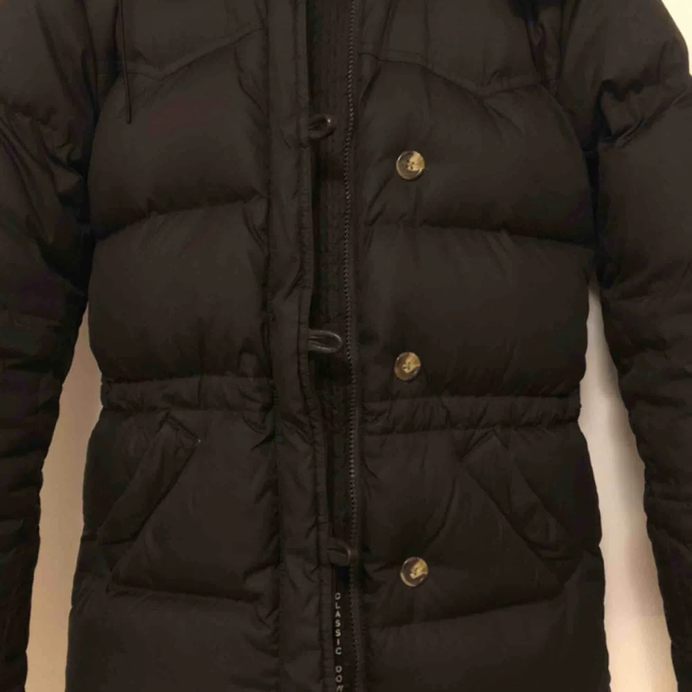 Mörkbrun Boomerang Alexandra down jacket i storlek XXXS. Nyskick och otroligt varm och skön vinterjacka. Nypris ca 6000kr. . Jackor.