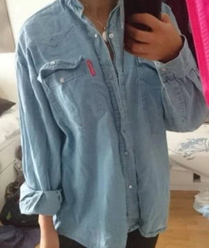  - Jeansskjorta passande för olika strlk beroende på hur löst man vill att den ska sitta. Finns även i röd, mörk jeans, ljus jeans, svart och grön.
