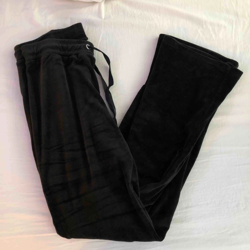 Svarta velour/sammet byxor från Gina Tricot. Lite för korta för min smak. Jag är 177cm. Suuuper sköna innuti och utanpå. Passar S också. 100kr + frakt 💞. Jeans & Byxor.