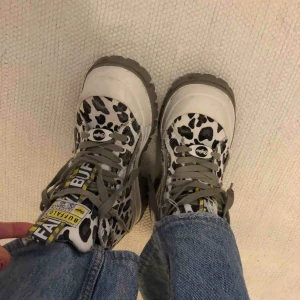  - Sjukt coola buffalokängor i grå leopard. Använda max 2 ggr samt passa även storlek 38🌟💋