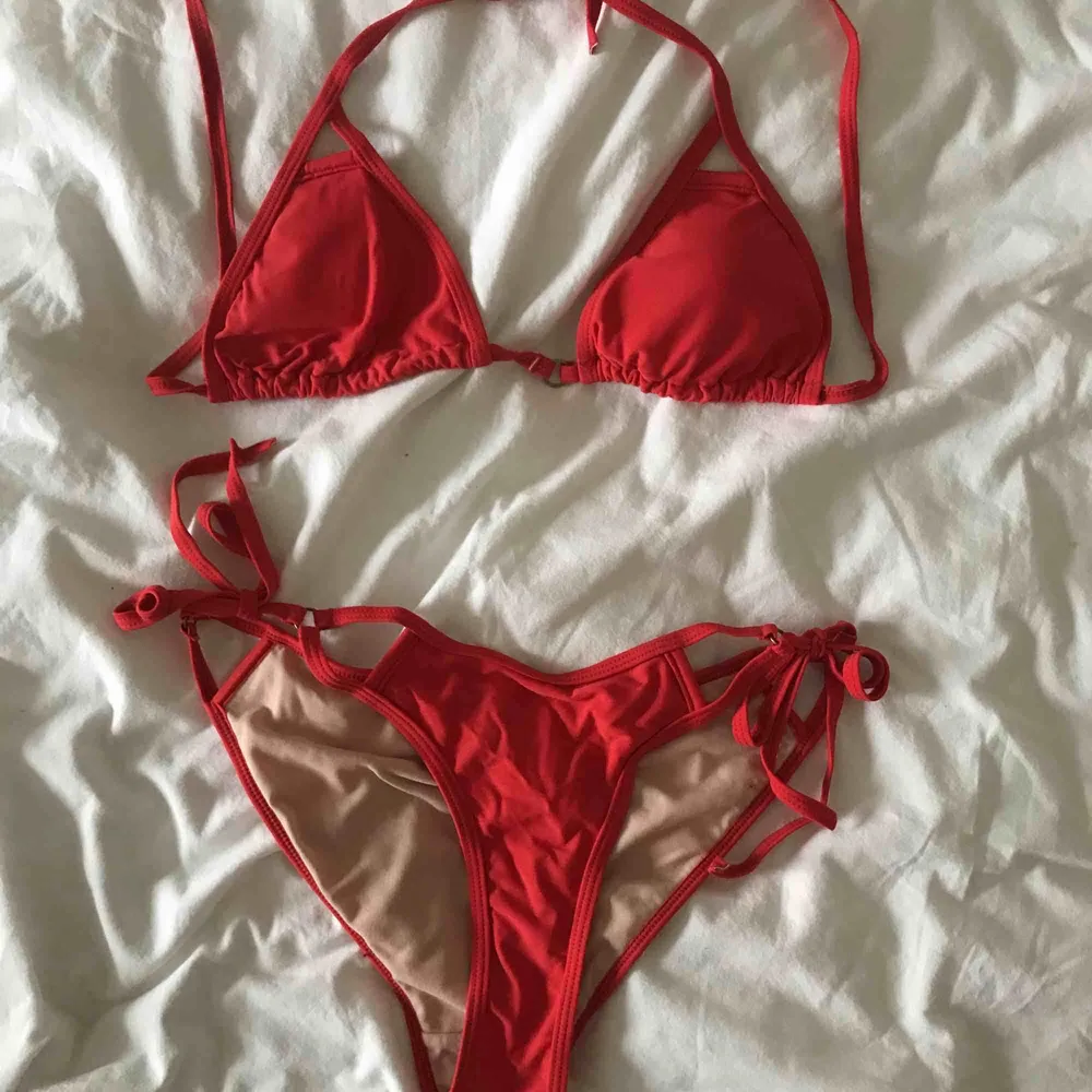 Oanvänd röd bikini, säljs för att jag är bikini-beroende och har för många. Övrigt.