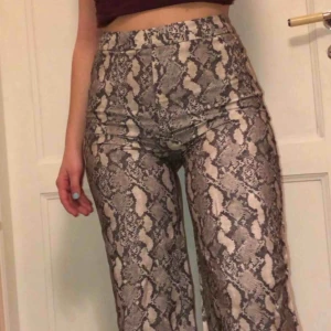  - Utsvängda byxor med 🐍mönster. Väldigt sköna och i bra skick, använda 1-2 gånger. Storlek 38, från H&M🧡