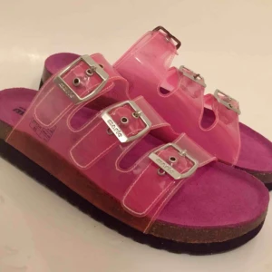  - Tofflor i rosa pvc o mocka-skinn. Toppskick. Märkta 39 men funkar även för 38. Porto tillkommer