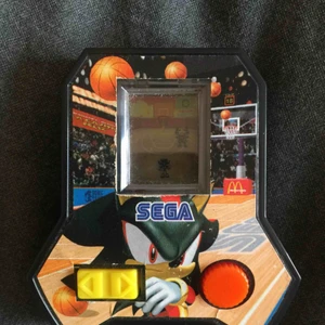  - SEGA, SONIC THE HEDGEHOG spel man fick i Happy Meal 2006 (Sverige). Ett ”svartvitt” pixlat spel där man spelar som karaktären Sonic the hedgehog och kastar basketbollar mot ”motståndarna”. Tar fram extremt mycket nostalgikänslor! 