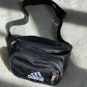  - Adidas fanny pack, fräsch och ren med två fack och inställbar rem🤩 Bor i Uppsala så kan mötas upp där, eventuellt i sthlm. Frakt får du däremot stå för själv:)