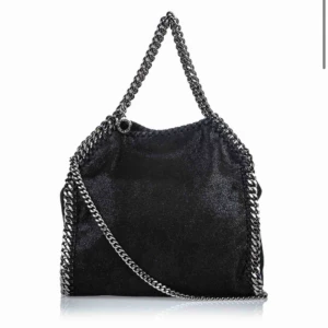  - Säljer min fantastiskt fina väska Stella McCartney svart Medium Falabella Fold Over Tote. Fint skick. Skambud undanbedes - har inte bråttom att sälja väskan. H36cm x W37cm 
