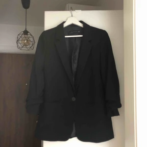  - Svart kavaj med skrynklade armar. Knappt använd, fint skick!! Frakt tillkommer💕