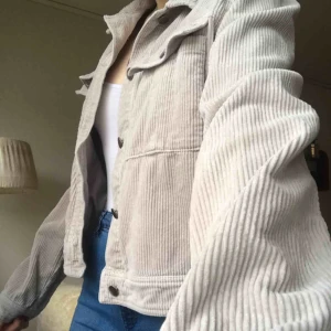  - Så fin beige Manchesterjacka!!!!  Perfekt till våren, använd Max 3 ggr. 🤠🐱  Storlek M men sitter oversize på mig som är S/M.  Köparen står för frakten, ca 60 kr 💐❤️