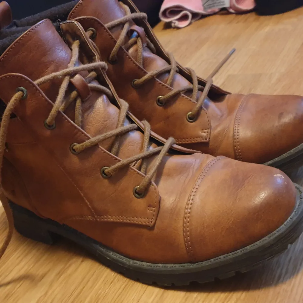 Good condition winter boots, very cute, warm and stylish. Meet in Malmo/Lund or shipping is on you. . Skor.