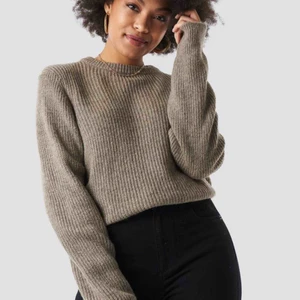  - stickad beige/brun tröja från nakd storlek xxs men passar xs också. nypris 349