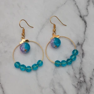 Blue n purple  - Fina örhängen med glaspärlor. Nickelfria. Obs! De är inte orangea som på bilden, Photoshop ändrar färgerna för mig 🙃 11:- i frakt, fri frakt vid köp över 100:-.