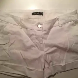 Vita shorts med fickor fram