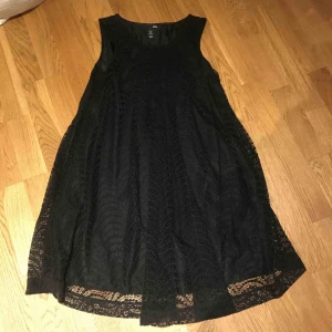  - Ny klänning i fodrad spets.  Köparen står för frakt 