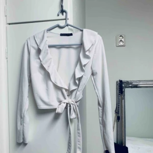  - Super snygg långärmad lite kortare tröja från Boohoo 