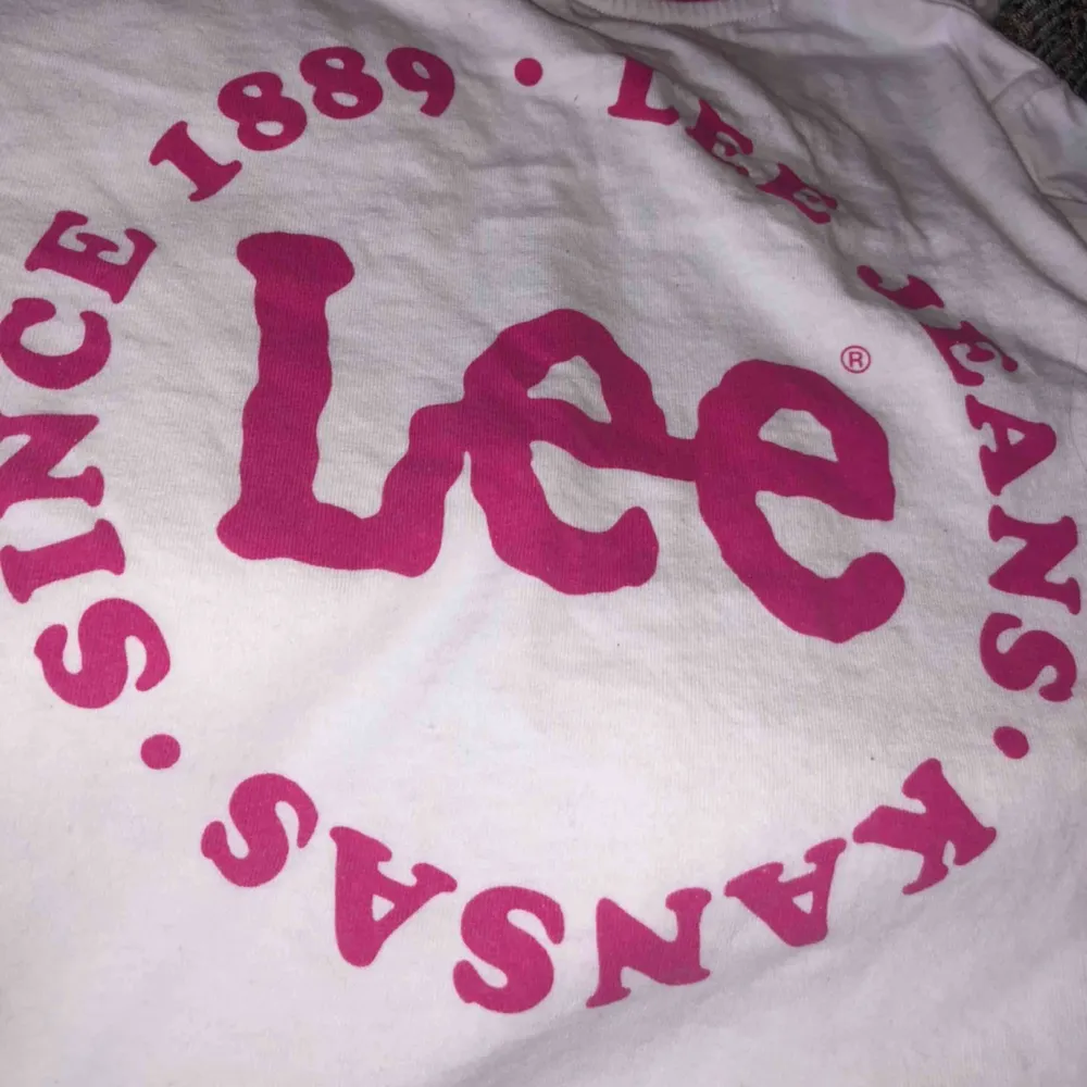 Långarmad vit Lee-tröja med rosa detaljer och ett coolt tryck! Använd endast en gång, därför säljer jag den :). Tröjor & Koftor.