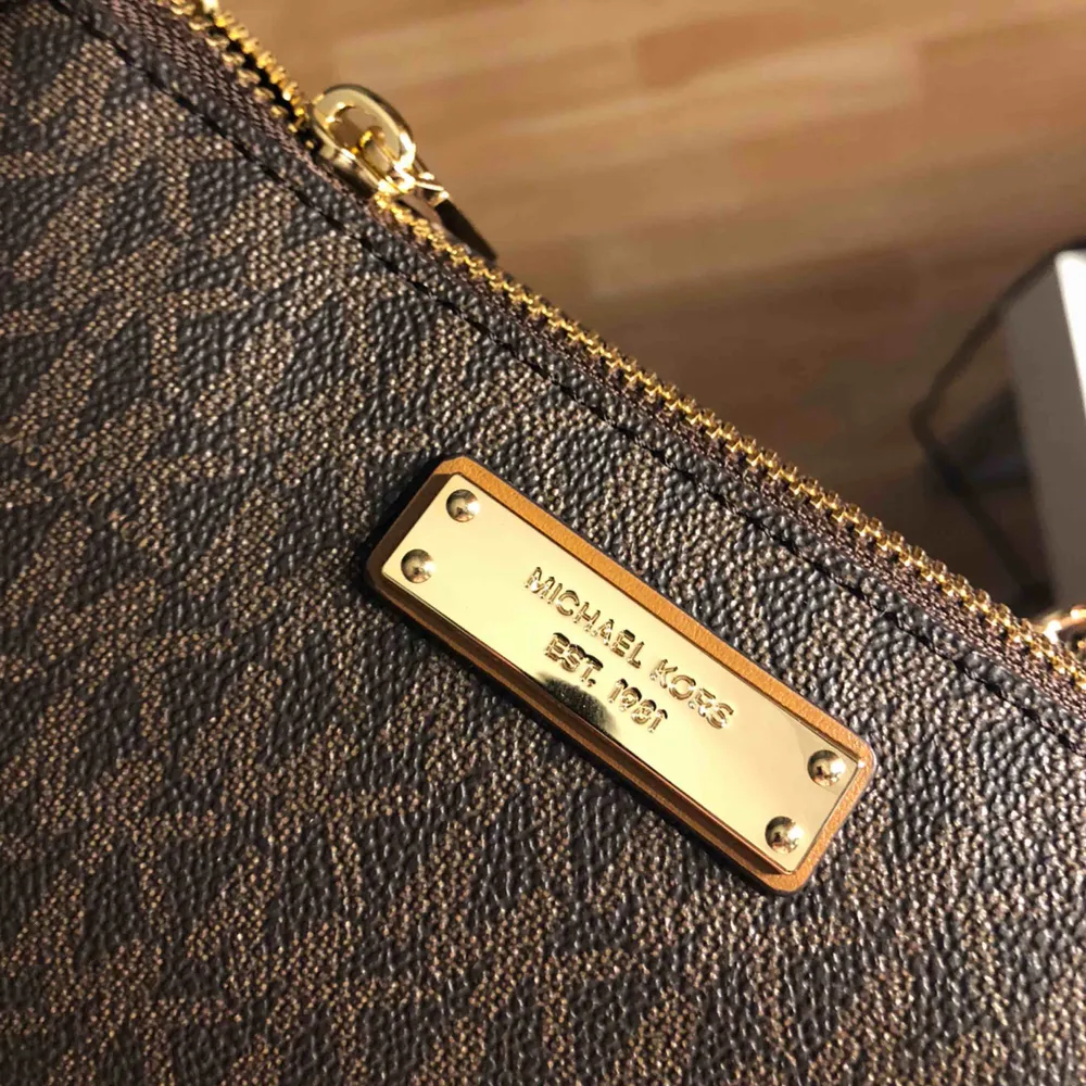 Väska Michael kors köpt på zalando för en månad sedan men kommer aldrig till användning så jag säljer den  frakt 67kr  . Väskor.