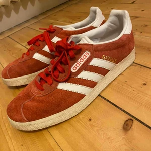  - Skit snygga skor från Adidas i modellen gazelle. Har ett par andra röda skor så använder tyvärr inte dessa. Använda max 5 ggr så är i jättebra skick! Storlek 40 2/3. Frakt tillkommer