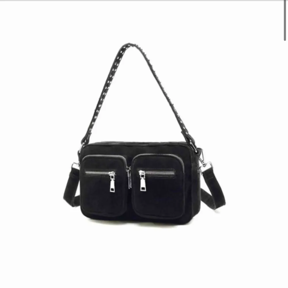 Populär väska ifrån Noella! Använd flertal gånger men är i bra skick! Svart väska i största modell. Modellen heter Celina  black. Priset går att ändra⭐️💗 #maje #zadig. Accessoarer.