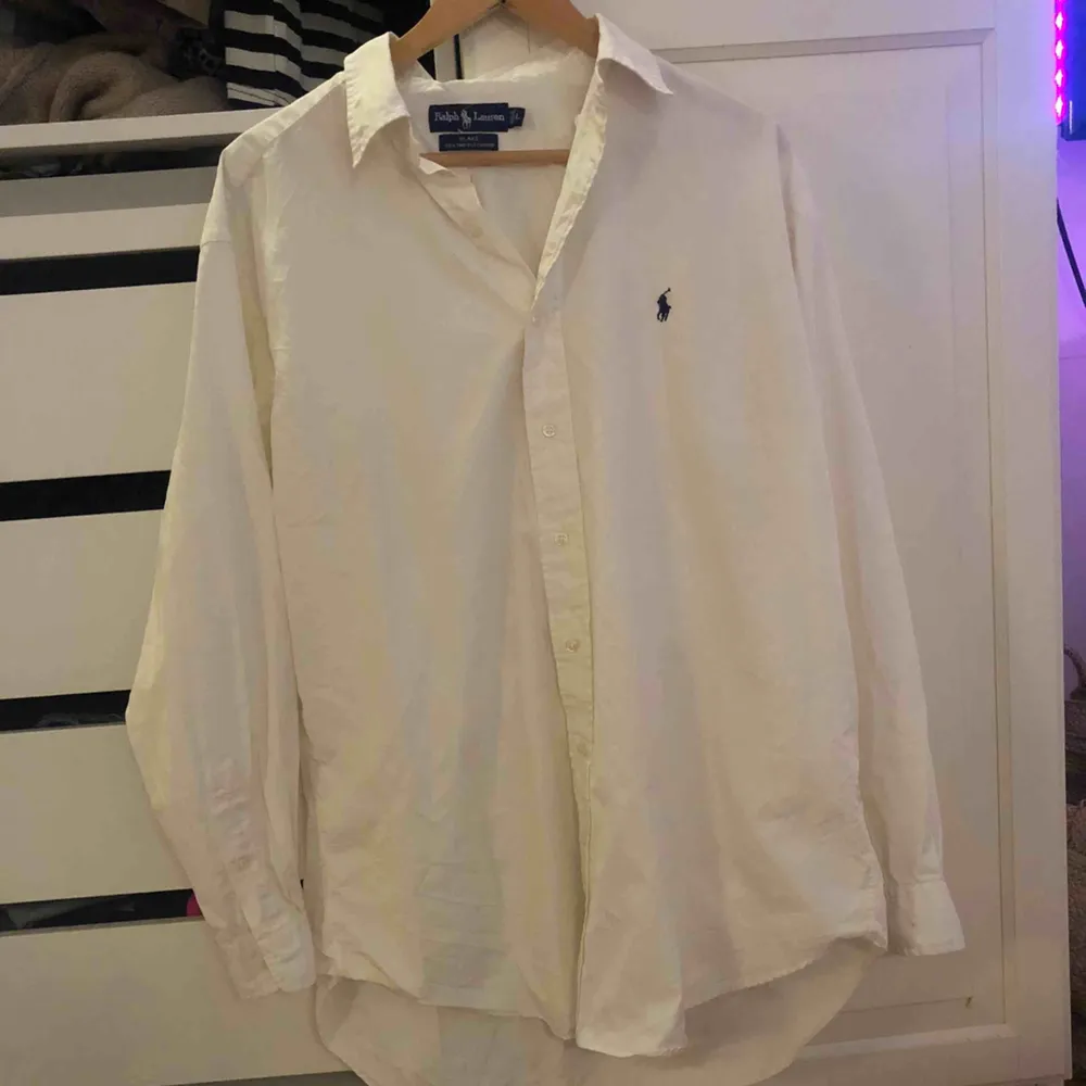Vit herrskjorta från Ralph Lauren i strl L. Köpt second hand, helt oanvänd. Frakten ingår i priset!🤩. Skjortor.