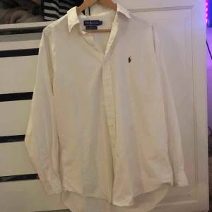  - Vit herrskjorta från Ralph Lauren i strl L. Köpt second hand, helt oanvänd. Frakten ingår i priset!🤩